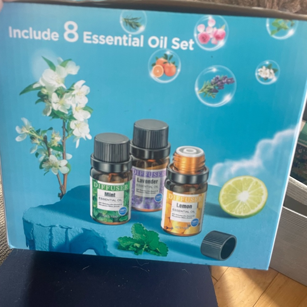 Aroma Diffuser with Remote - Picture 2 of 3